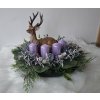 Adventní věnec se sobem a fialovými svícemi – zimní dekorace