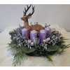Adventní věnec se sobem a fialovými svícemi – zimní dekorace
