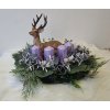 Adventní věnec se sobem a fialovými svícemi – zimní dekorace