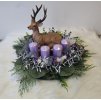 Adventní věnec se sobem a fialovými svícemi – zimní dekorace
