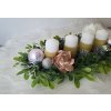 Adventní dekorace se zlatými svícny a bílými svíčkami – elegantní přírodní aranže