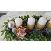 Adventní dekorace se zlatými svícny a bílými svíčkami – elegantní přírodní aranže