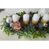 Adventní dekorace se zlatými svícny a bílými svíčkami – elegantní přírodní aranže