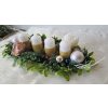 Adventní dekorace se zlatými svícny a bílými svíčkami – elegantní přírodní aranže