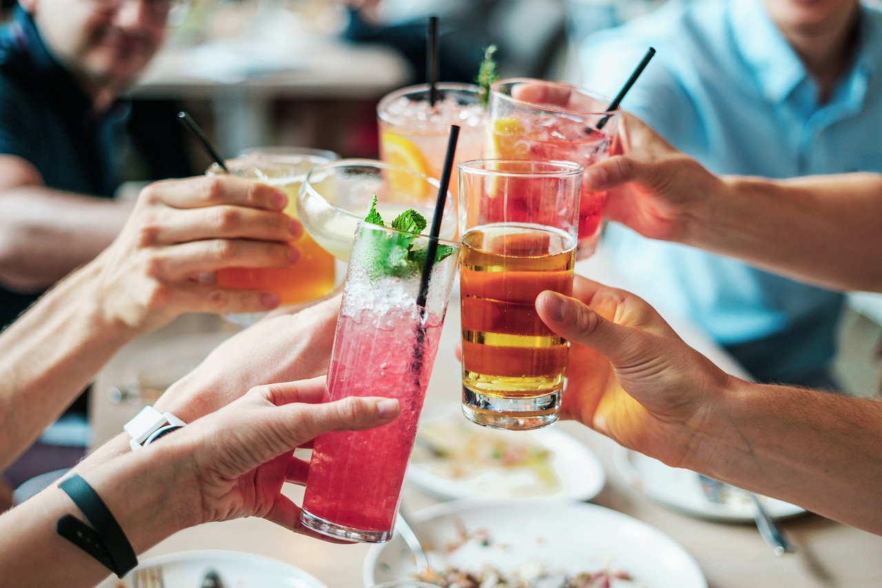 Silvestrovský přípitek: Průvodce nápoji od moravských sektů, míchaných drinků až po nealkoholické speciality