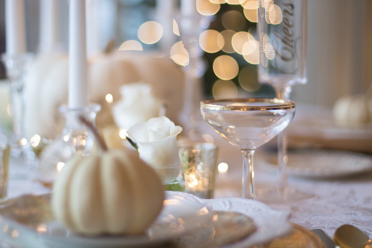 holiday-table-1926946_1280
