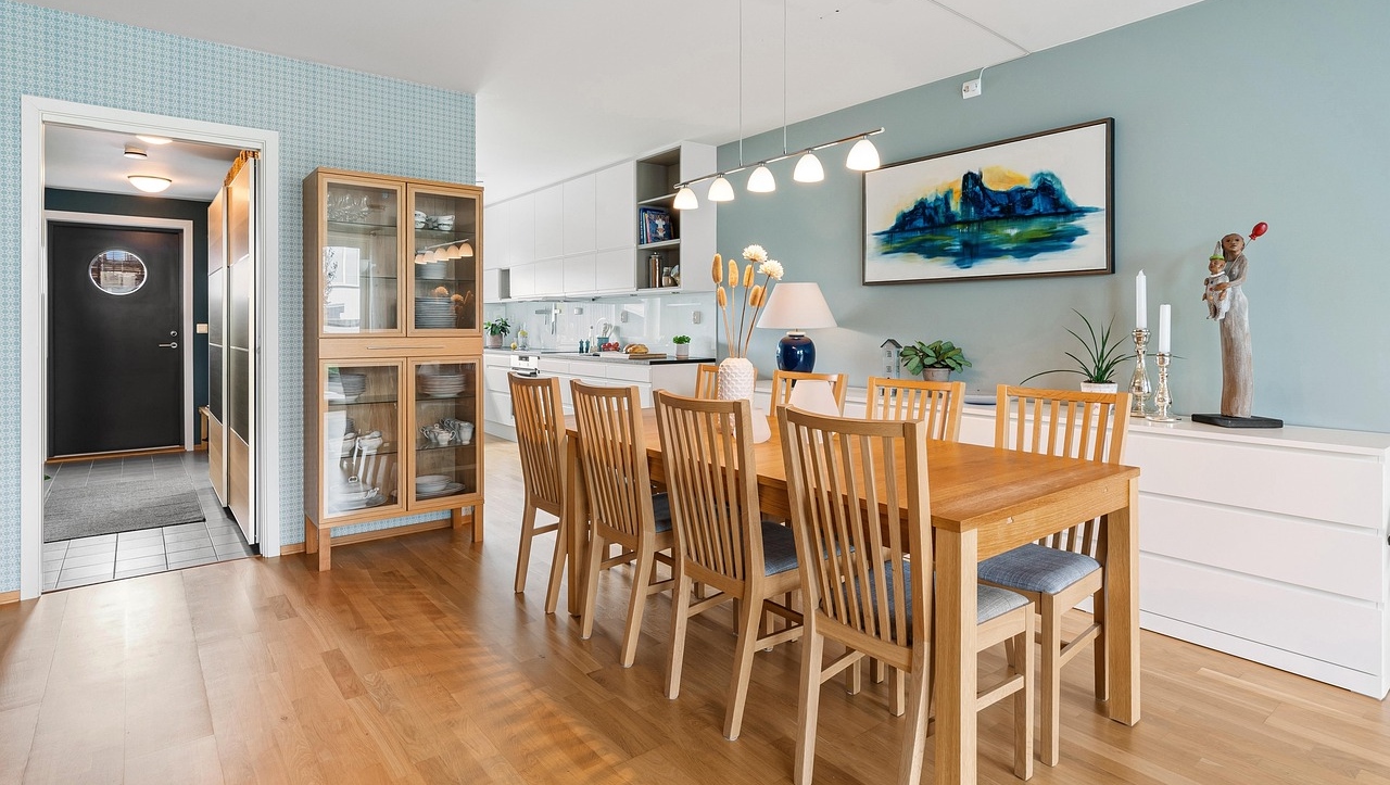 Židle, stoly, komody, křesla, dekorace.