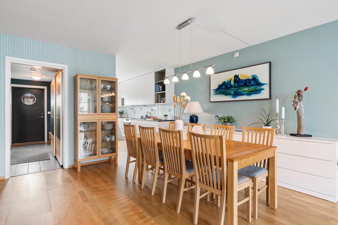 Pojďte prozkoumat nabídku e-shopu.Židle, stoly, komody, křesla, dekorace.