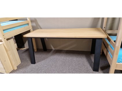 Jídelní stůl s kovovou podnoží