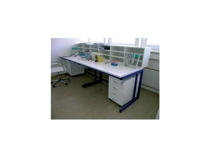 Laboratorní stůl s nástavbou