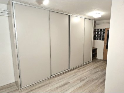 VESTAVĚNÁ ŠATNÍ SKŘÍŇ NA MÍRU IV