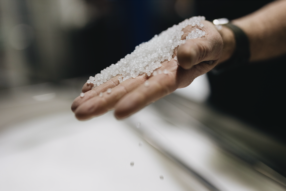 Nakoukněte do výroby. Jak vznikají resinové židle Sophie Le Soleil od značky Hartman?