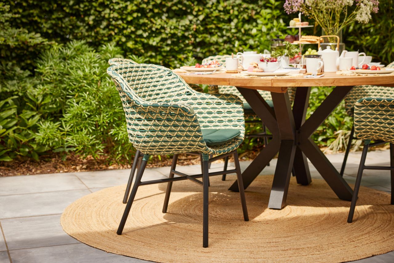 Pletené lano nebo umělý výplet: Jaký design venkovních židlí si vyberete?