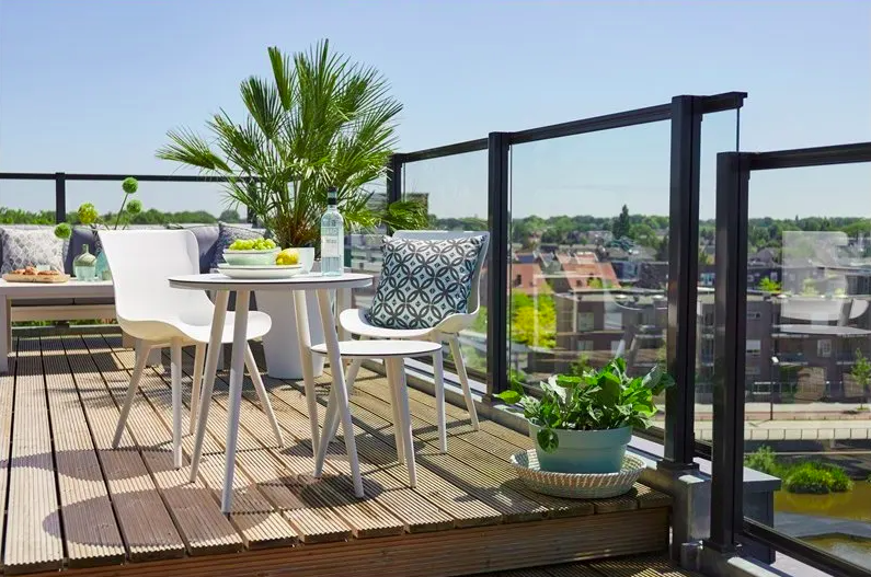 Každý centimetr se počítá: venkovní nábytek pro malé prostory