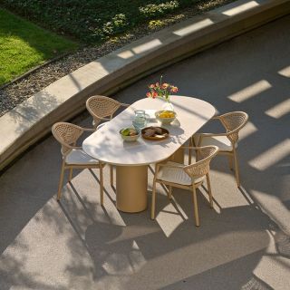 🍽️ Valencia: jídelní stůl (keramická deska cappuccino) Stůl, kolem kterého se točí léto. Dlouhé večeře, spontánní...