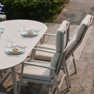Hartman Flora přináší elegantní oválný design, který mění obyčejné stolování v příjemný rituál. Keramická deska v odstínu...