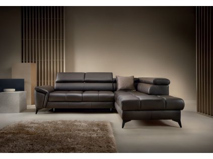 Sedací souprava ARAMIS v interiéru, tmavé kožené čalounění, čelní pohled s vysokými opěrkami