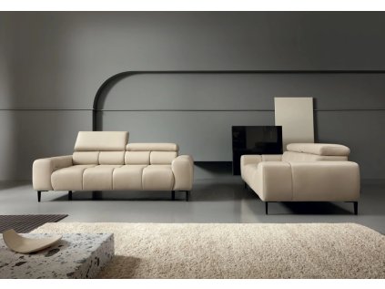 Sedací souprava COTTA v interiéru, třímístná a dvoumístná pohovka, světlé čalounění, celkový pohled v obývacím prostoru