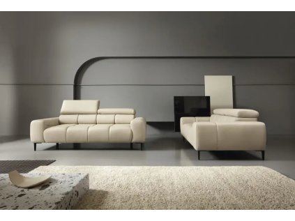 Kožená sedací souprava COTTA sofa 2 s křeslem v interiéru, kožené čalounění a kovové nohy