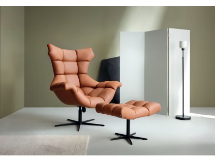 Kožené křeslo CORAL s taburetem v interiéru, otočná kovová podnož