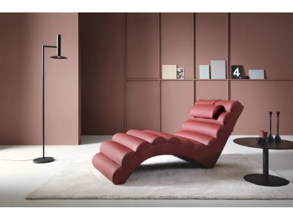 Relaxační kožené křeslo v interiéru, moderní lehátko z pravé kůže