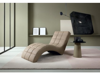 Relaxační kožené křeslo v interiéru, designové lehátko