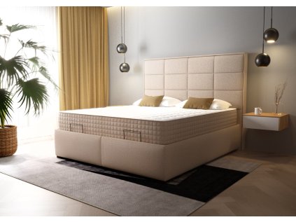 Čalouněná postel IRUMA Blanář, pohled v interiéru ložnice s béžovou postelí, vysokým čelem a doplňky u postele.