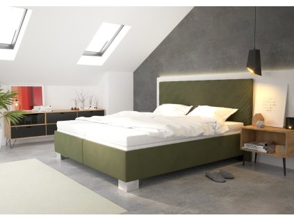 Čalouněná postel SYLVA v interiéru ložnice, šikmý pohled na zelené lůžko s matrací u nočních lamp.