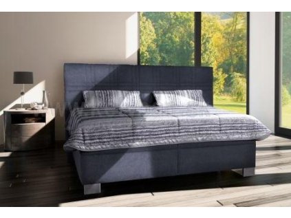 Čalouněná postel VENUS antracit v ložnici u velkého okna, celkový čelní pohled s ustlanou postelí a vysokým čelem.