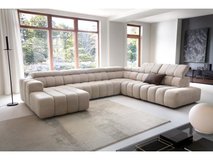 Sedací souprava do U ASTORIA světle béžová v moderním interiéru u velkých oken, pohled zepředu na tvar U.
