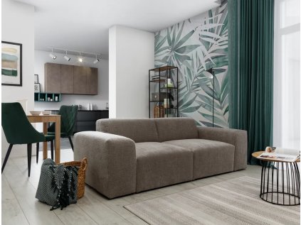 Pohovka CLOUD SOFA 2 v hnědém čalounění v moderním interiéru u kuchyně, kompaktní dvojsed, pohled z úhlu.