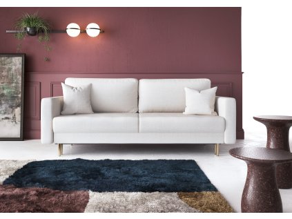 Rozkládací pohovka COLD v provedení sofa světlá v interiéru u stěny, čelní pohled na opěradlo a polštáře.