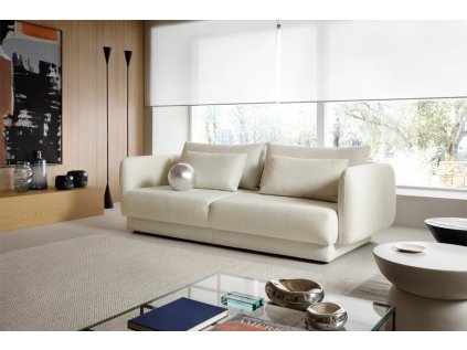 Rozkládací pohovka COMFORA v provedení sofa světlá v interiéru, pohled zepředu s opěrnými polštáři.