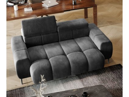 Tmavě šedá pohovka COTTA Sofa 2 v interiéru obývacího pokoje, pohled shora