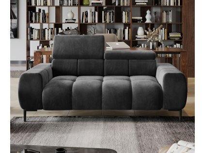 Tmavě šedá pohovka COTTA Sofa 3 v interiéru obývacího pokoje s knihovnou, celkový pohled