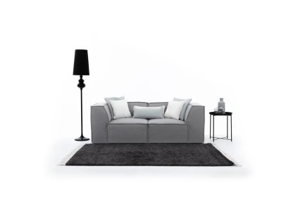 Sedací souprava LEXUS sofa 2 ve světle šedém provedení v interiéru, pohled zepředu s kobercem a stojací lampou.