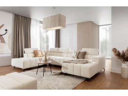 Sedací souprava do U MYSTIC ve světle krémovém čalounění v interiéru, pohled zešikma s konferenčním stolkem.