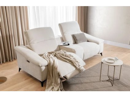 Pohovka PALERMO SOFA 2 verze 2 v krémovém čalounění v interiéru, pohled zešikma s dekou a relax atmosférou.