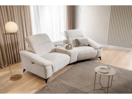 Pohovka PALERMO SOFA 2 verze 3 v krémovém čalounění v interiéru, pohled zešikma s dekou a kulatým stolkem.