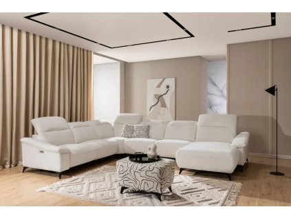 Sedací souprava do U PALERMO verze 2 ve světlém čalounění v moderním interiéru, pohled zešikma s koberci a stolkem.