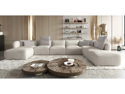 Sedací souprava do U STELVIO XXL světle béžová v obývacím pokoji s policemi, široký pohled zepředu na celou sestavu.