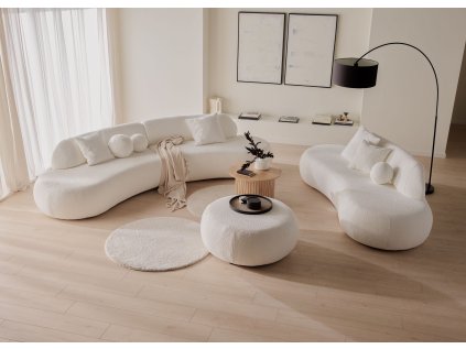 Sedací souprava VIRGO A1+A2+POUF v látce Abriamo 03 v krémové barvě v interiéru, oblouková sestava s pufem a kulatým stolkem na světlé podlaze.