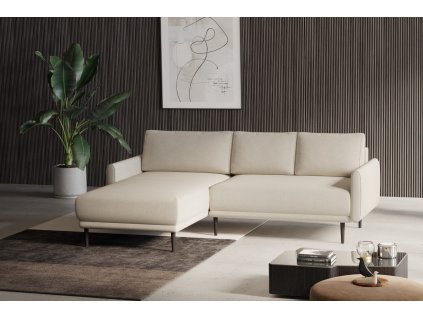 Rozkládací sedací souprava WINE krémová, celkový pohled v interiéru před tmavou stěnou s dekoracemi.