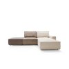 Rohová sedací souprava CUBE v béžovo-hnědé kombinaci, boční pohled na dlouhou část a samostatný taburet u sestavy.