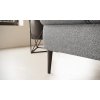Detail kovové nohy sedací soupravy LINEAR L v šedé látce, pohled ze strany