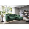 Rohová sedací souprava PEGAS v tmavě zelené barvě v moderním interiéru, pohled zepředu na tvar L s otomanem a polštáři.