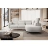 Rohová sedací souprava SOLACE L ve světle krémové barvě, moderní obývací pokoj, celkový pohled z mírného úhlu s viditelným rohem a sedáky.