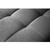 Rohová sedací souprava ZERO detail sedací části s moderním prošitím v šedé látce, přiblížený záběr na texturu.