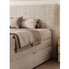 Boxspring postel BORA – detail čela a polštářů v interiéru
