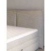 Detail horní matrace a bočnice boxspring postele HERMES, světle béžové čalounění, pohled zblízka